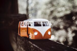 Bajki dla dzieci o autach uczą również wzywania pierwszej pomocy i zachowania na drodze