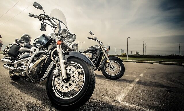Dlaczego motor strzela z rury?